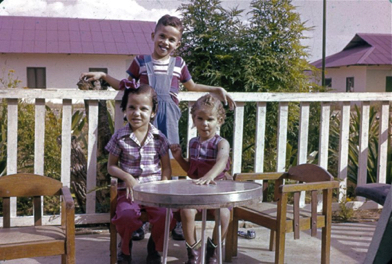 Al Frente de la casa, Campo Shell, Rouel, Elsbeth & Joyce circa 1956